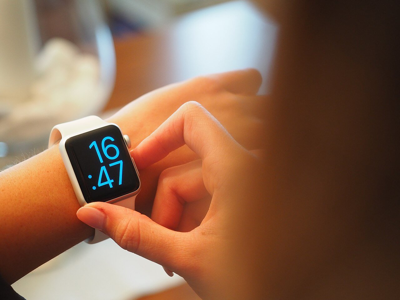 Smart Rings vs Smartwatches: Which Wearable Fits Your Sleep, Fitness, Battery, and Privacy Needs?